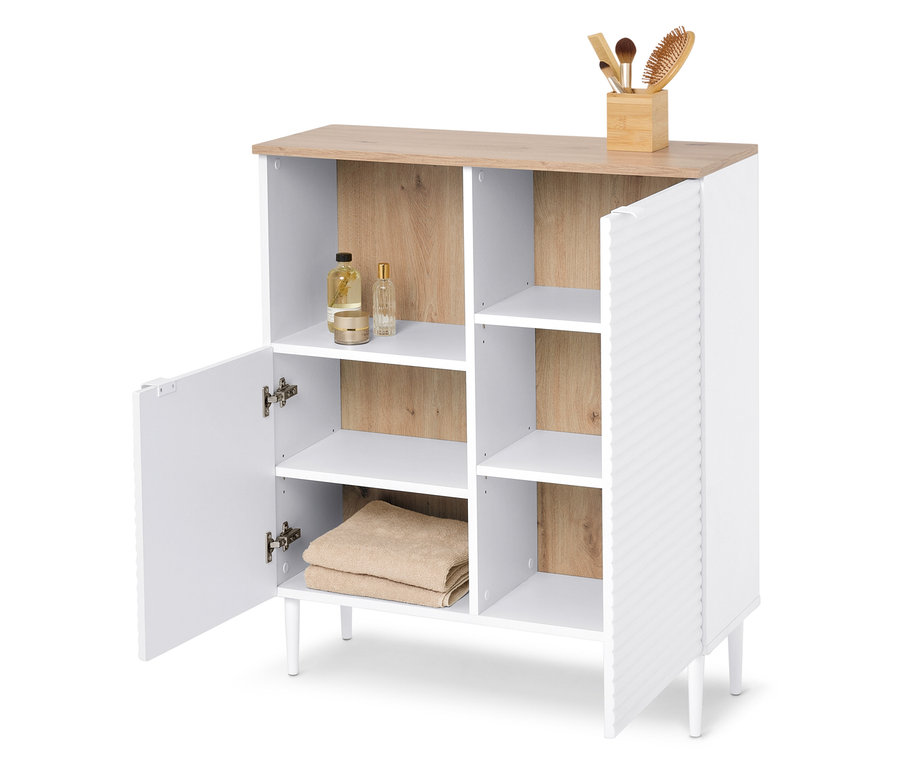 Biela kúpeľňová skrinka s otvorenými ľavými dverami, uterákmi, kozmetikou a štetcami na líčenie.