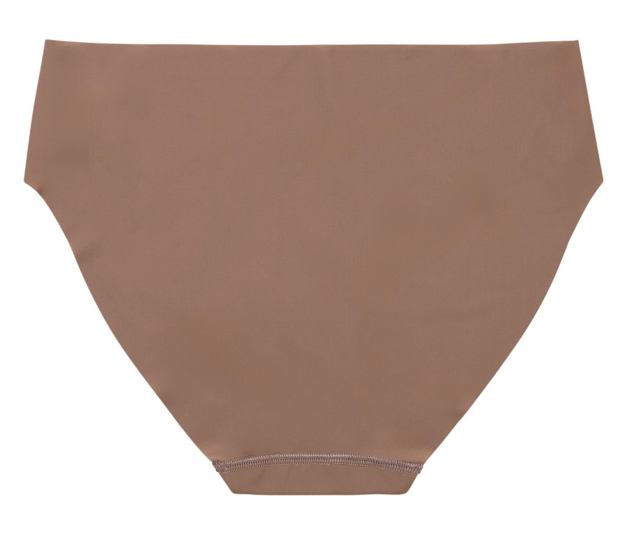 Pohľad zhora na jedny dámske nohavičky telovej farby na bielom pozadí.