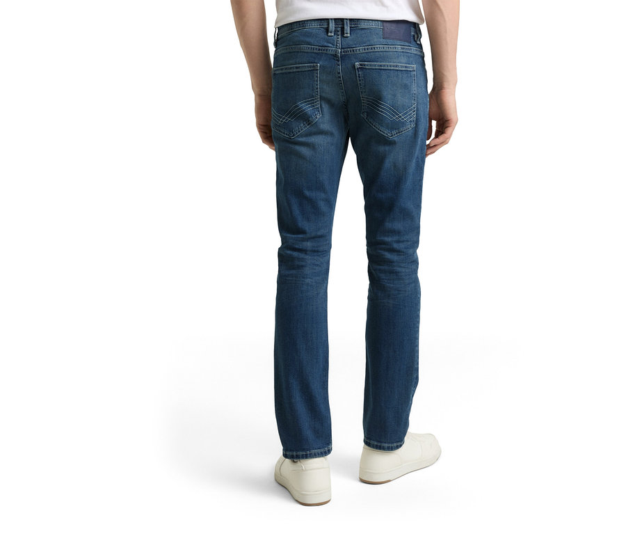 Muž zozadu v Tom Tailor TT MARVIN STRAIGHT Jeans mit Stretch, Used Mid Stone Blue Denim a bielych topánkach.