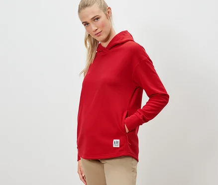 Žena má na sebe červený outdoorový pulóver.
