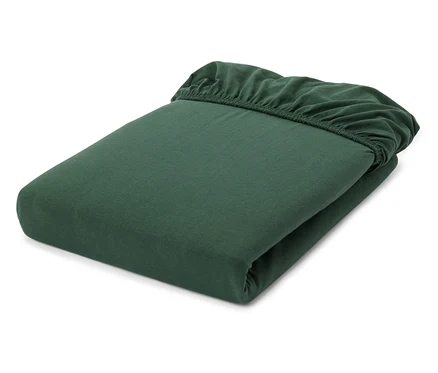 Tmavozelená napínacia plachta, úhľadne zložená, s viditeľným elastickým okrajom hore.