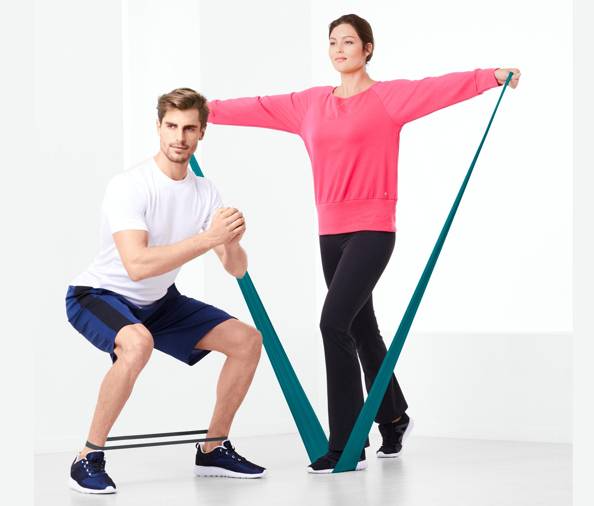 Muž a žena cvičia s fitnes gumami, 2 ks, a posilňovacími gumami, 2 ks.