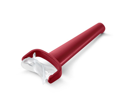 Červená vykrajovačka na sušienky leží na bielom pozadí.