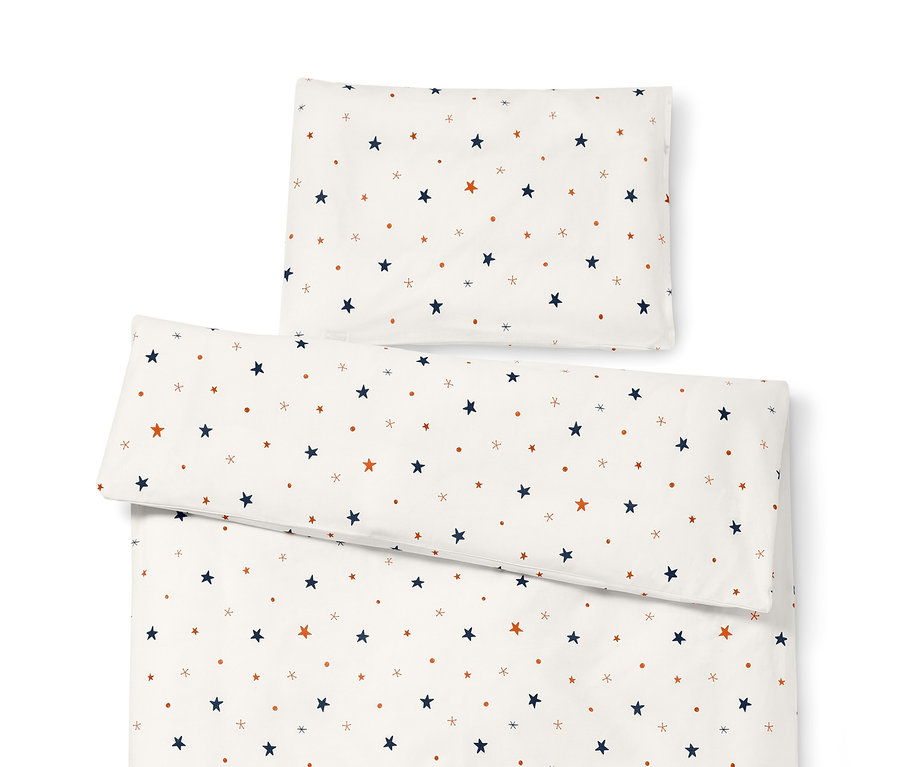Biela detská posteľná bielizeň s tmavomodrými a hnedými hviezdičkami.