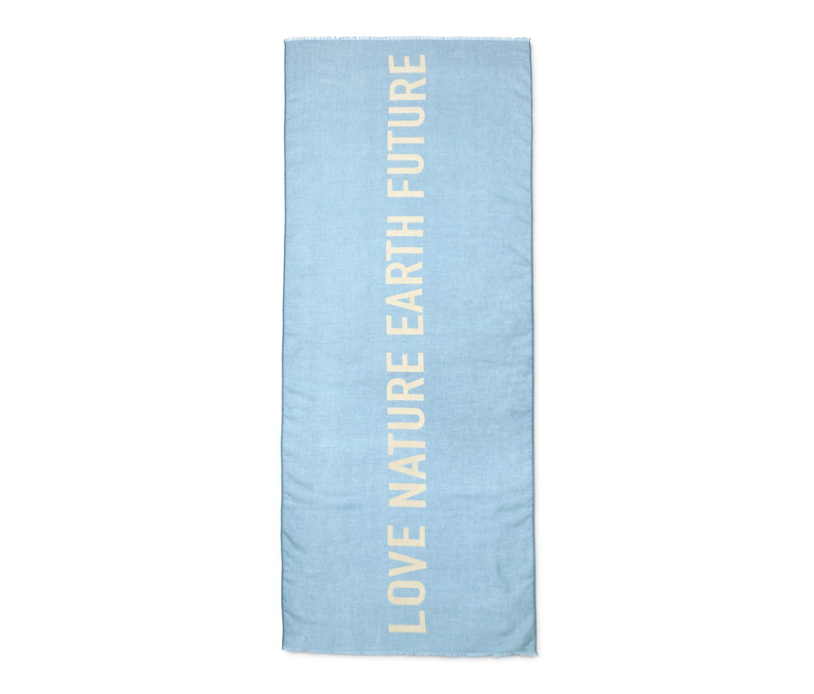 Svetlomodrá tkaná šatka s nápisom "LOVE NATURE EARTH FUTURE".