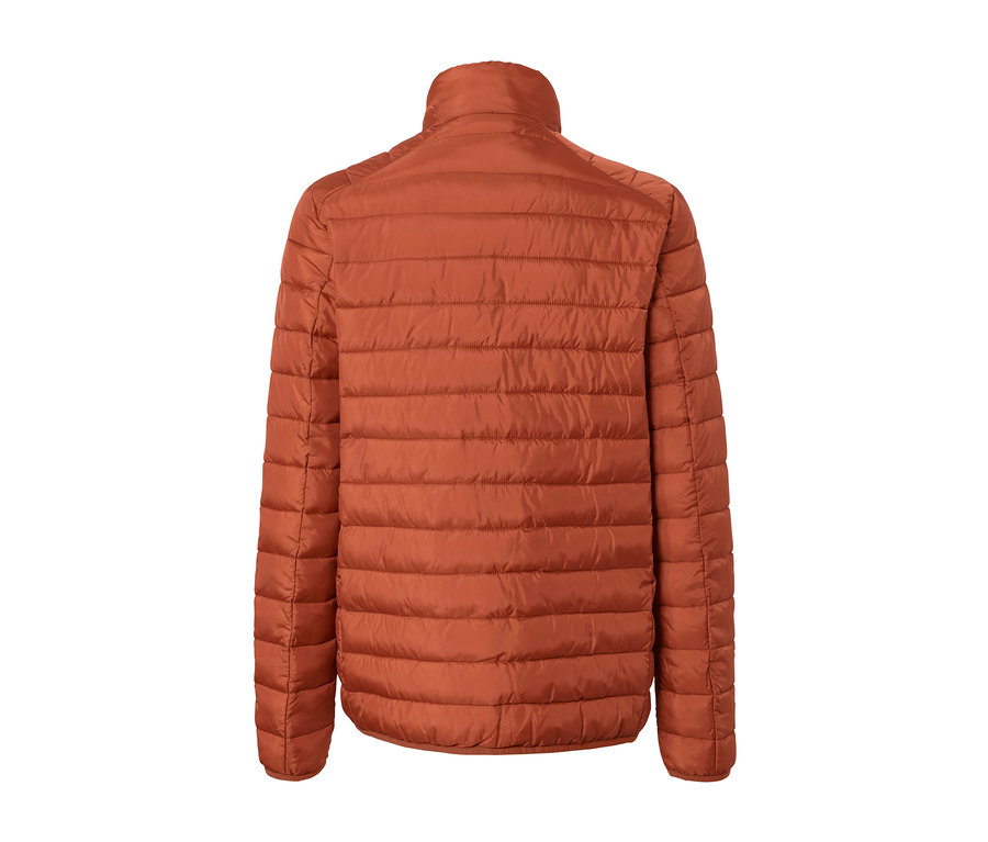 Detail zadnej strany prešívanej bundy.