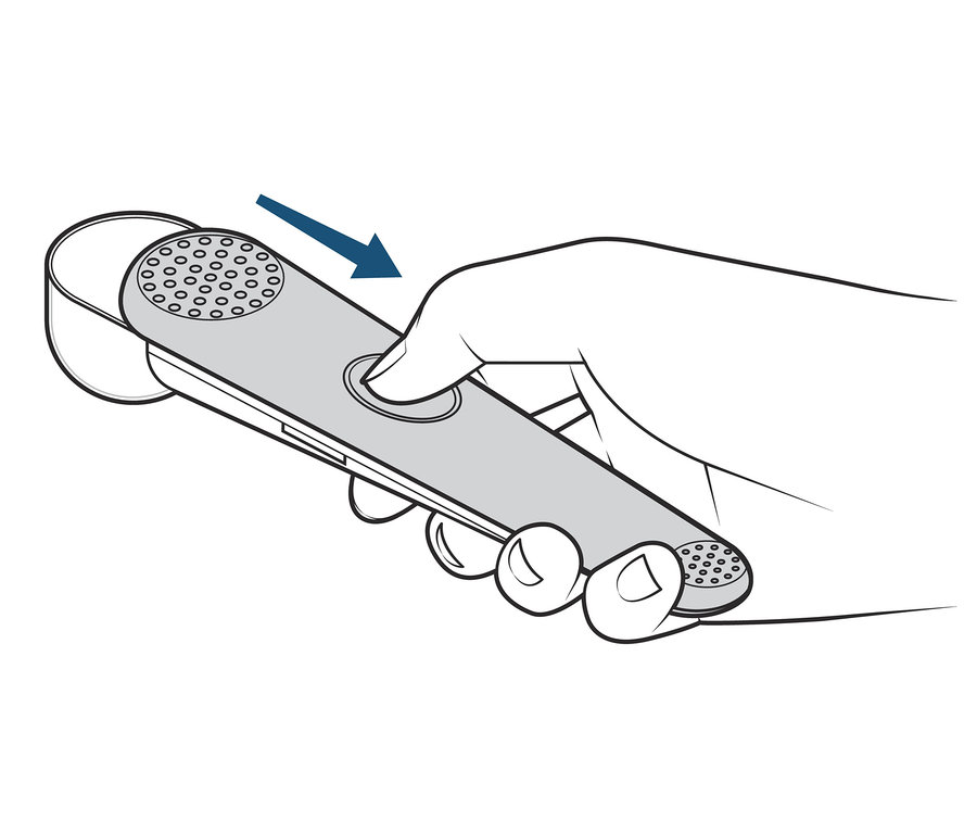 Ruka drží a stláča pomôcku na sypanie práškového cukru.