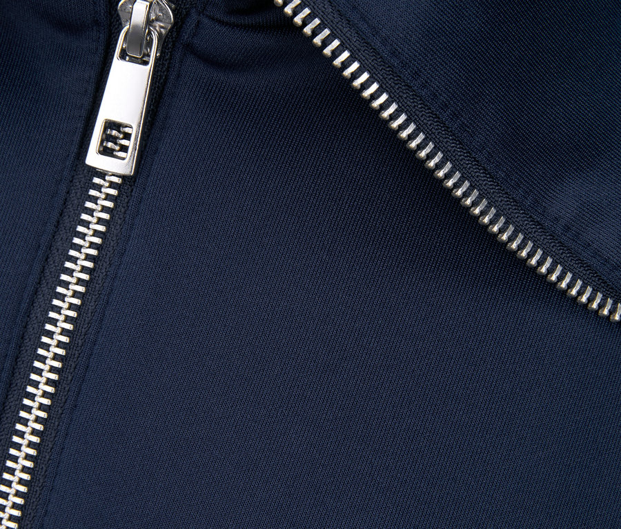 Detail teplákových šiat s kovovým zipsom.