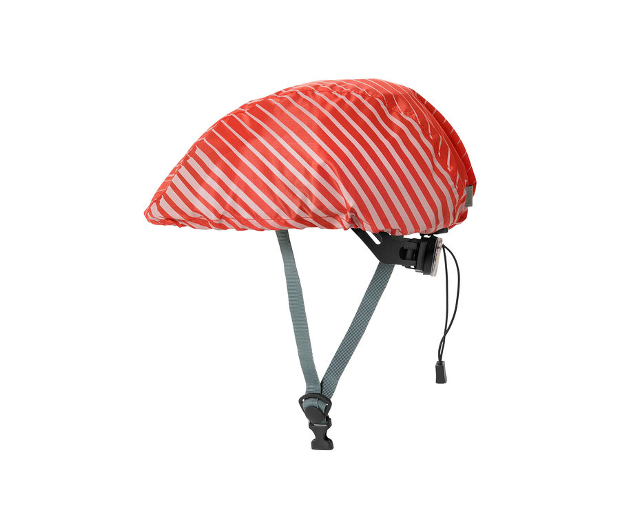 Na cyklistickej prilbe je návlek na cyklistickú prilbu na ochranu pred dažďom s oranžovými a bielymi pruhmi.