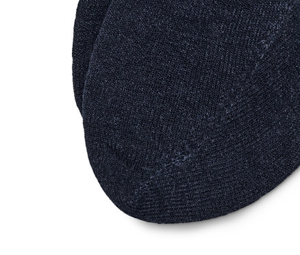 Detailný záber na hrejivé ťapky do topánok sneaker, 2 páry.