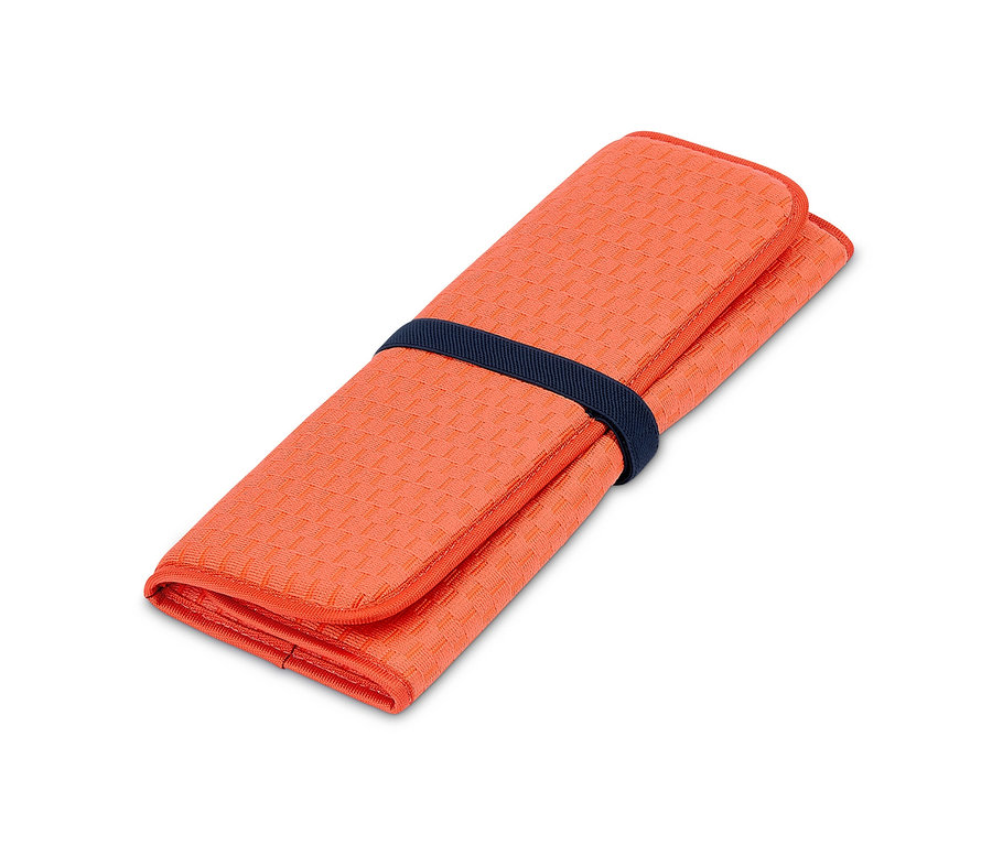 Skladacia odkvapkávacia podložka oranžovej farby so tmavomodrou gumičkou uprostred.