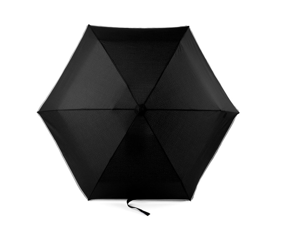 Čierny skladací dáždnik na bielom pozadí.