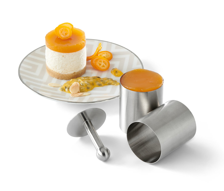 Dezert na tanieri vedľa 4 ks okrúhlych formičiek na predjedlá a dezerty.