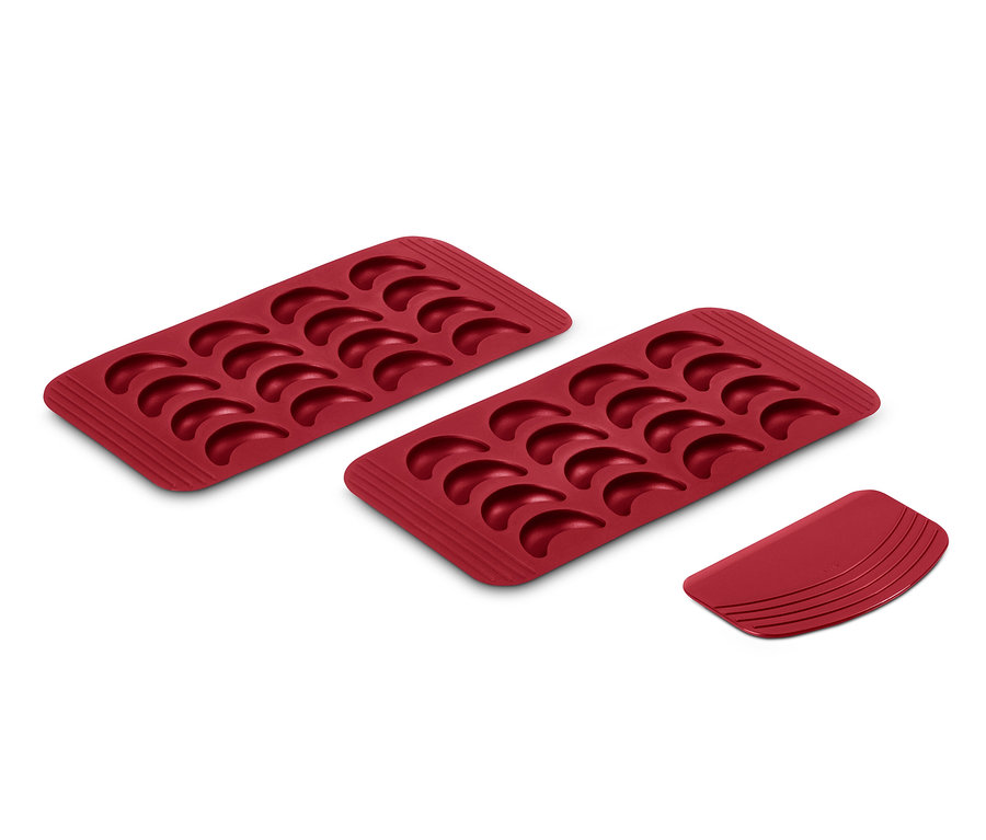 Dve červené formy na pečenie vanilkových rožkov a vykrajovátko.