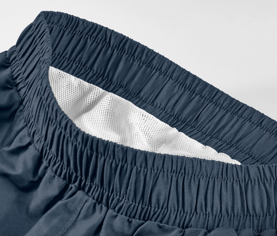 Detail detských šortiek na kúpanie, námornícky štýl.