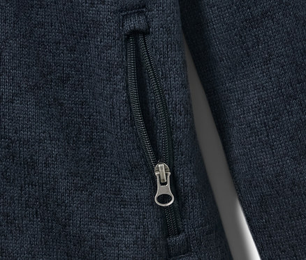 Detail detskej bundy z pleteného flaušu so vreckom na zips.