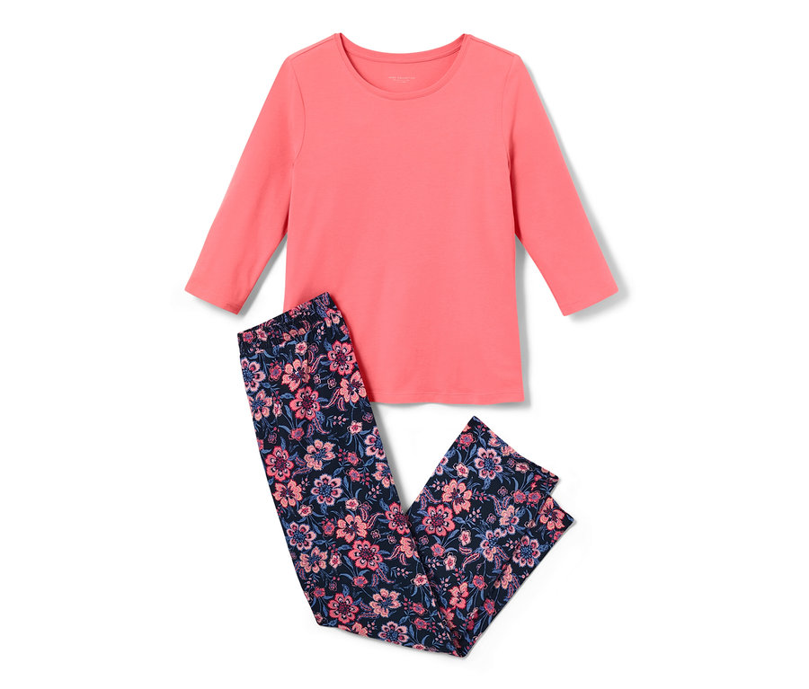 Ružové pyžamo s kvetinovými nohavicami.