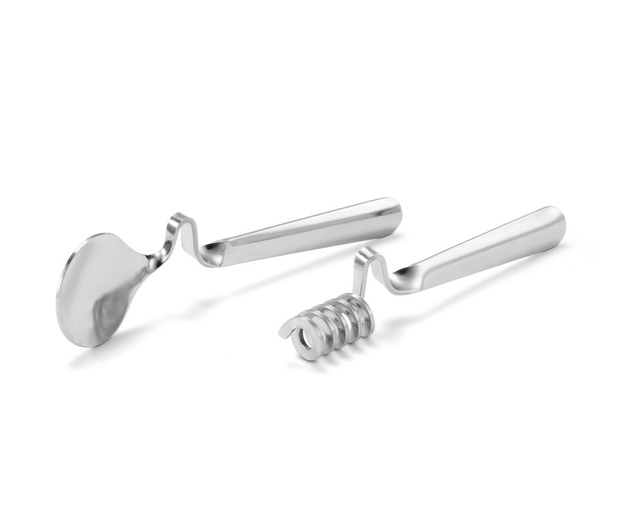 Dve lyžice na marmeládu a med na bielom pozadí.