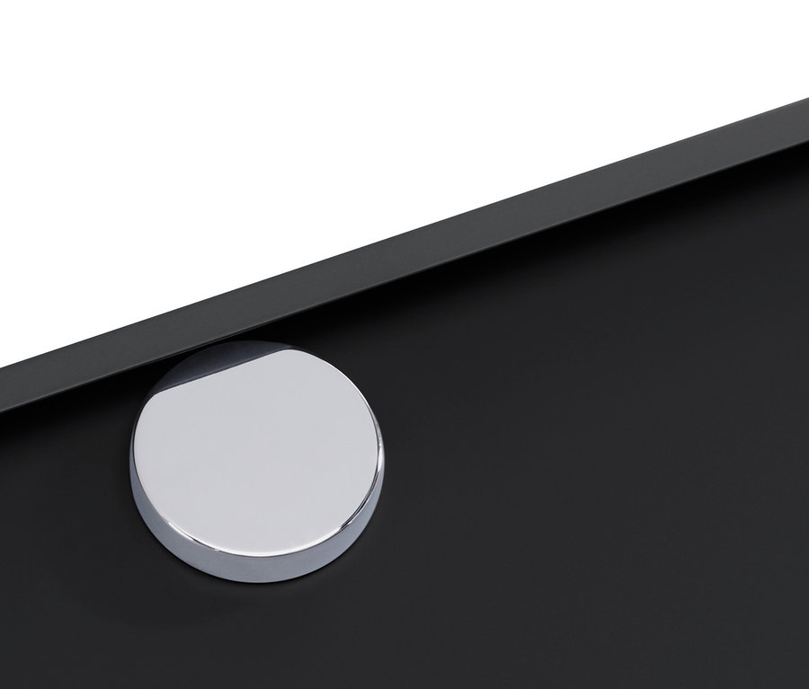 Detail čiernej odkladacej skrinky CN3 s okrúhlym strieborným úchytom.