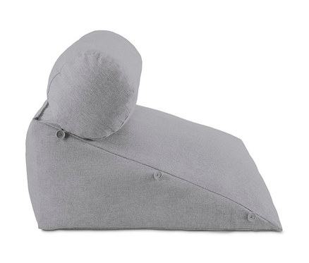 Sivá poduška na opieranie s podhlavníkom.