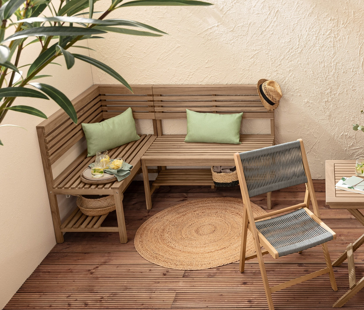 Vonkajšie posedenie so sklápacím stolíkom »Lenja«, súpravou sklopných stoličiek »Lenja«, 2 ks vankúšov do exteriéru a 2 ks stĺpov na rastliny »Tinus«.