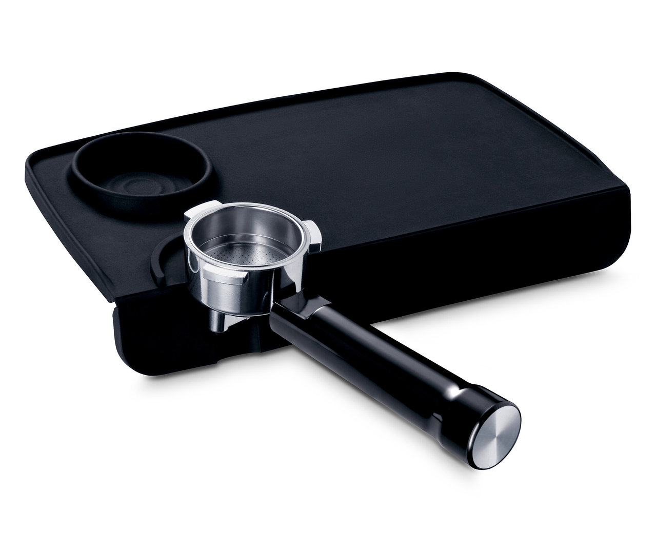 Čierna tampovacia podložka a strieborný kávový filter.