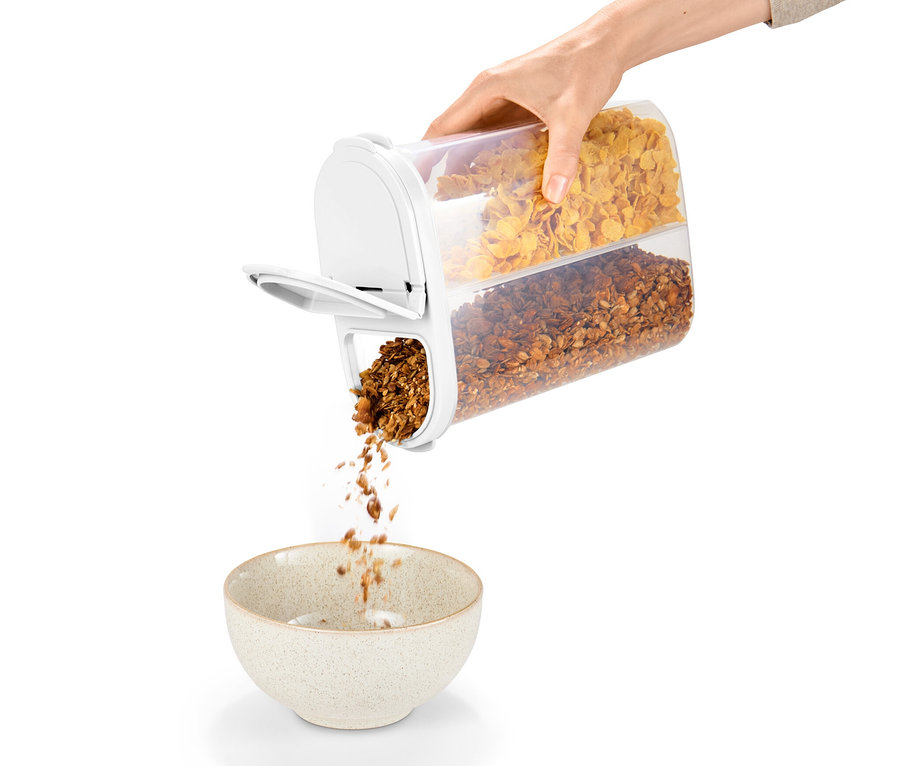 Ruka s dózou na potraviny 2 v 1 sype granolu do misky.