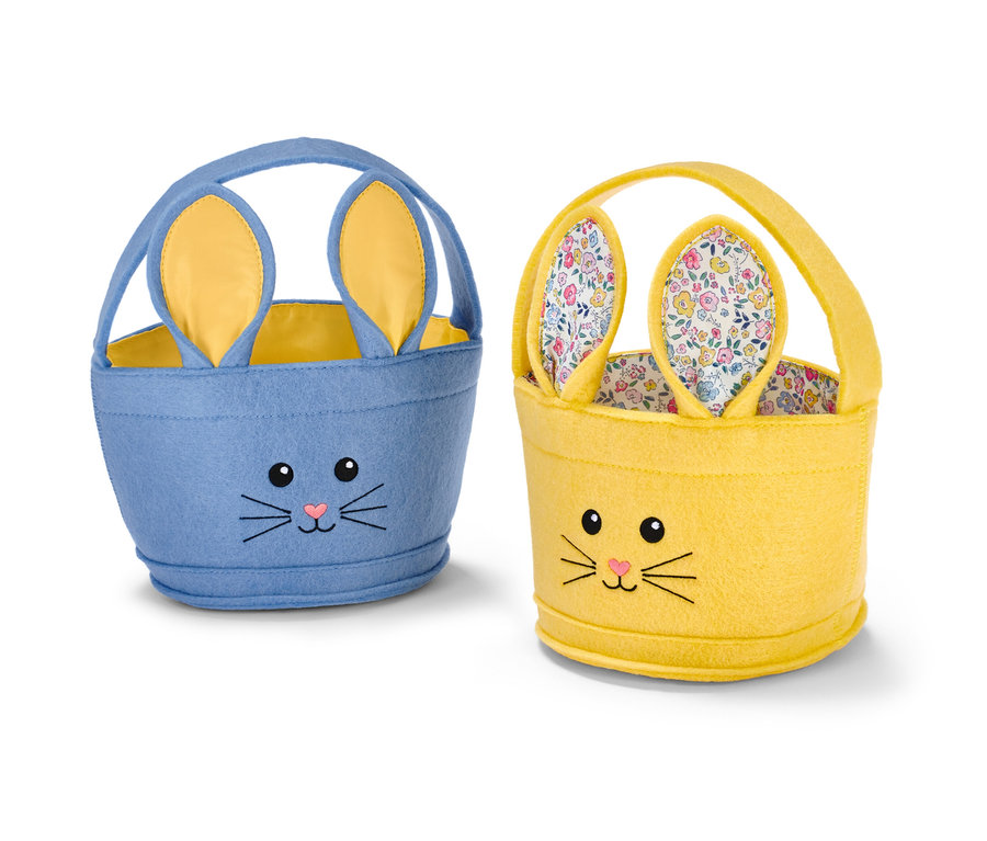 Dva veľkonočné košíčky s uškami zajaca, jeden modrý a jeden žltý.