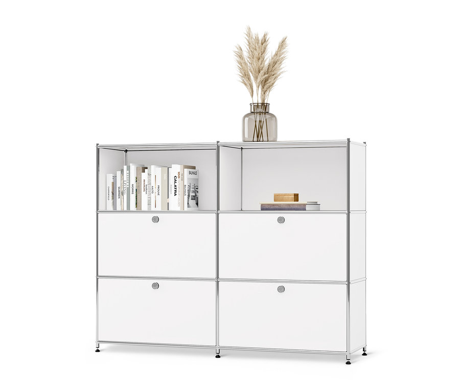 Biela kovová komoda »CN3« s premiestniteľnými výklopnými priečinkami, na nej váza s trávou a knihy.