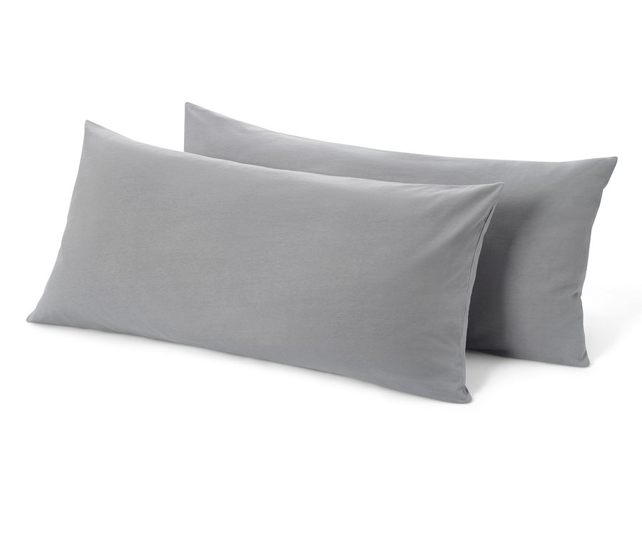 Dve sivé džersejové obliečky na vankúše ležia vedľa seba.