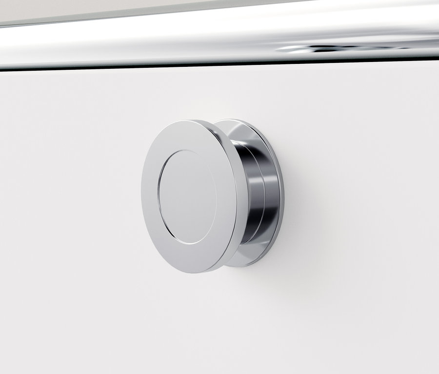 Detail bielej kovovej komody »CN3« s okrúhlou striebornou rukoväťou.