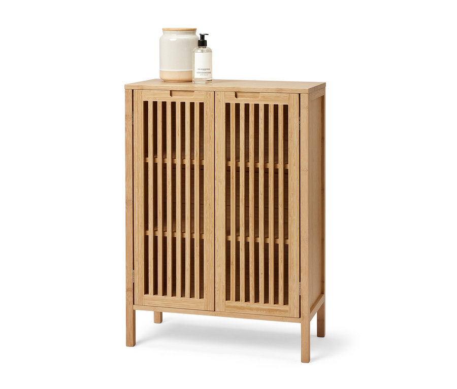 Bambusová odkladacia skrinka s dvomi dvierkami. Na skrinke stojí dóza a dávkovač mydla.