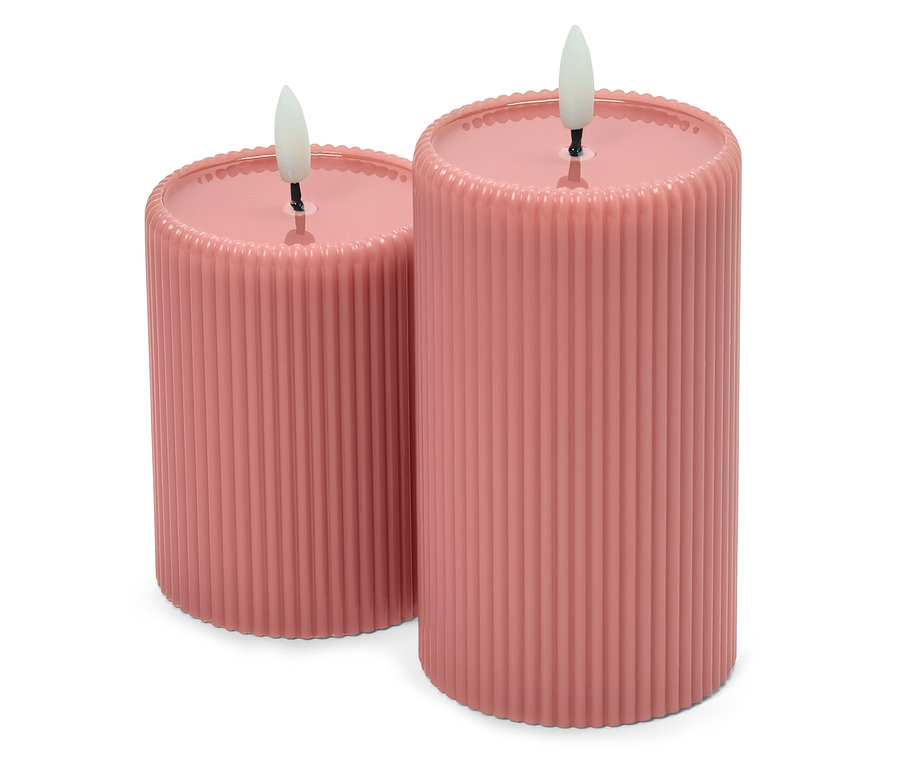 Dve ružové stĺpové sviečky s rebrovaným povrchom a LED plameňmi.