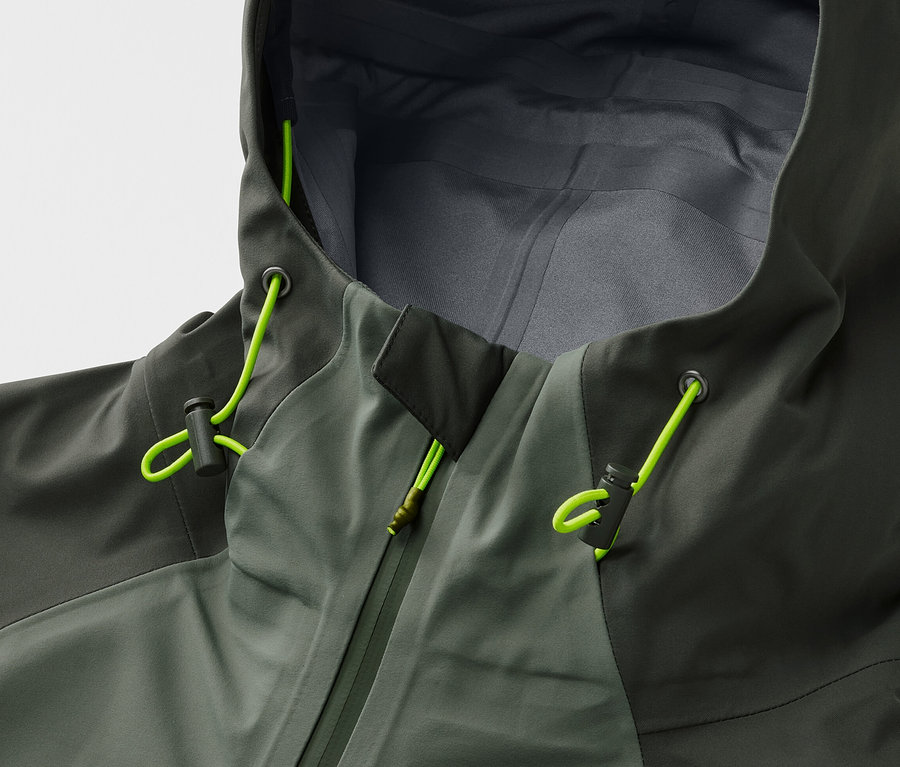 Detail khaki 3-vrstvovej outdoorovej bundy s kapucňou a neónovo zelenými sťahovacími šnúrkami.