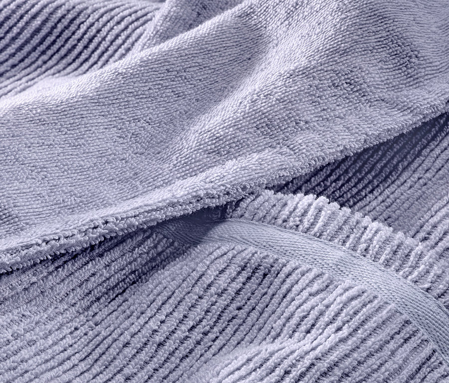 Detail modrého froté uteráka s textúrou.