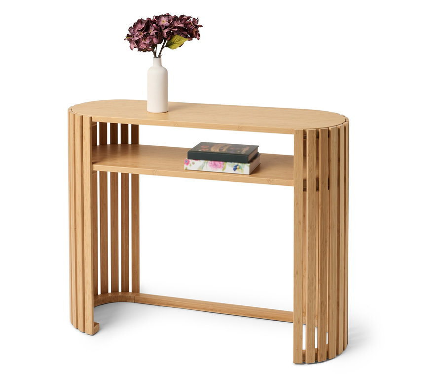 Bambusový stolík s kvetmi vo váze a knihami na poličke.