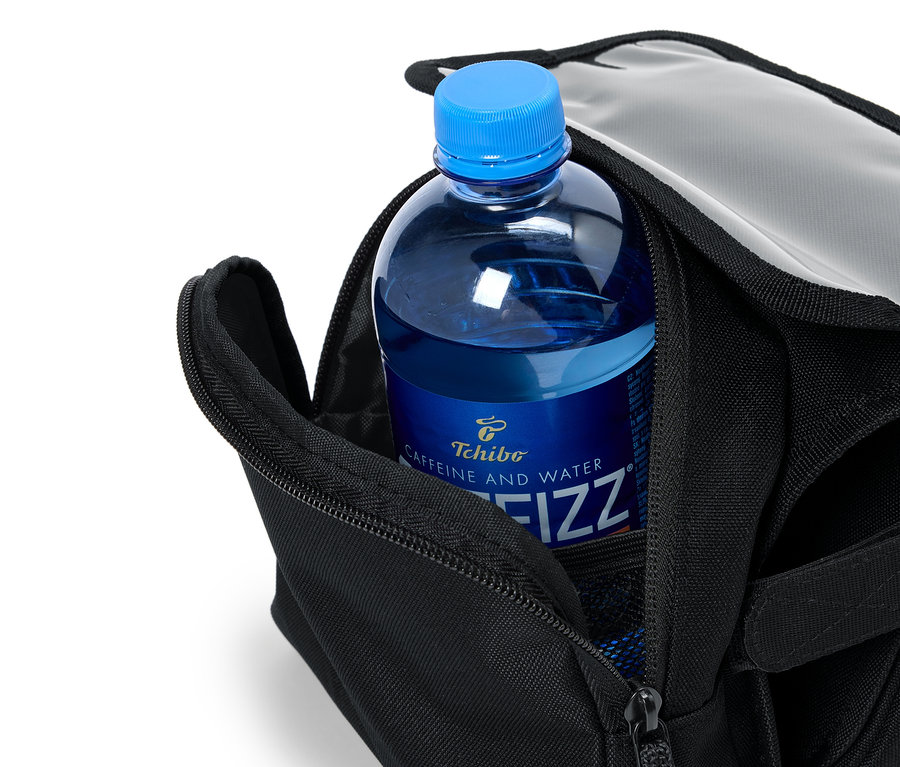 Modrá fľaša Tchibo Caffeine and Water Fizz je vložená v otvorenej čiernej taške.
