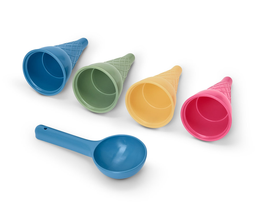 Štyri zmrzlinárske formičky do piesku (modrá, zelená, žltá a ružová) a modrá naberačka na bielom pozadí.
