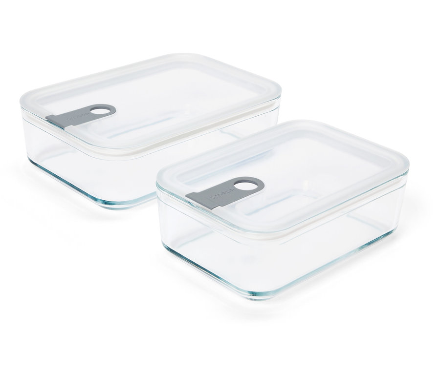 Dve priehľadné obdĺžnikové sklenené nádoby so sivými viečkami na bielom pozadí.