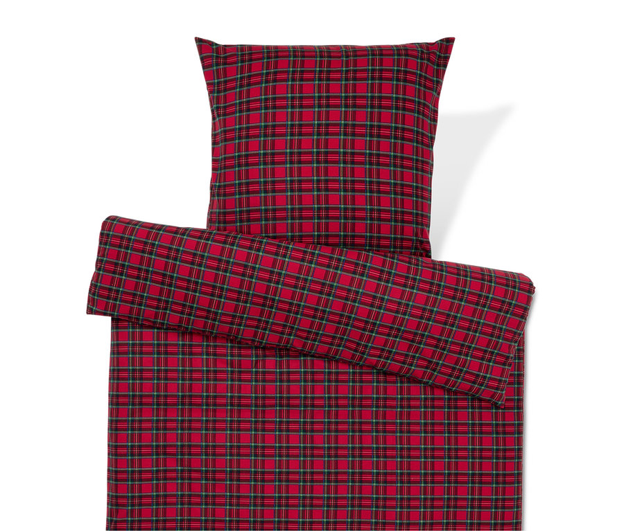 Červené kockované obliečky a vankúš.