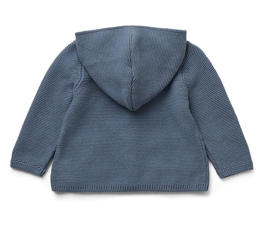 Modrý pletený detský sveter s kapucňou, pohľad zozadu.