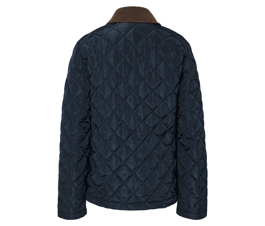 Detailný pohľad na zadnú stranu tmavomodrej prešívanej bundy s hnedým menčestrovým golierom.