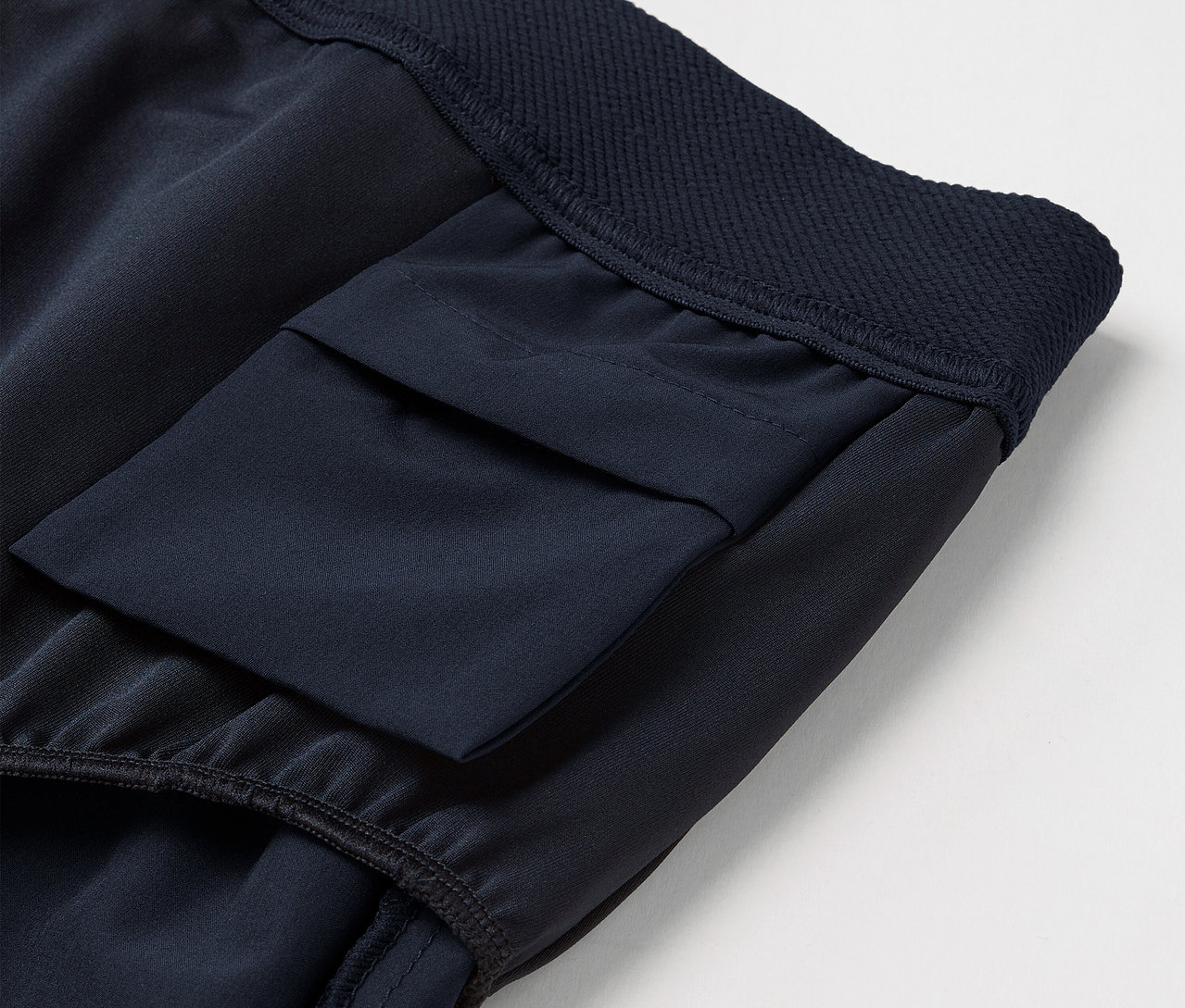 Detail tmavomodrých šortiek s vreckom.