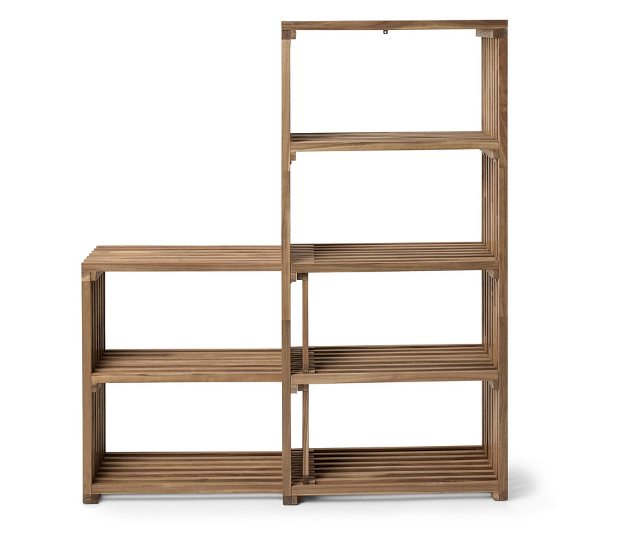 Drevený regál so štyrmi policami na pravej strane a dvoma policami na ľavej strane.