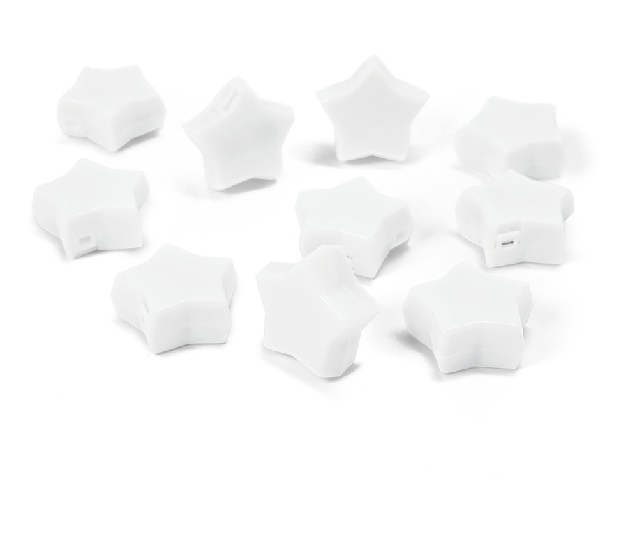 Desať bielych hviezdicových korálikov leží na bielom povrchu.