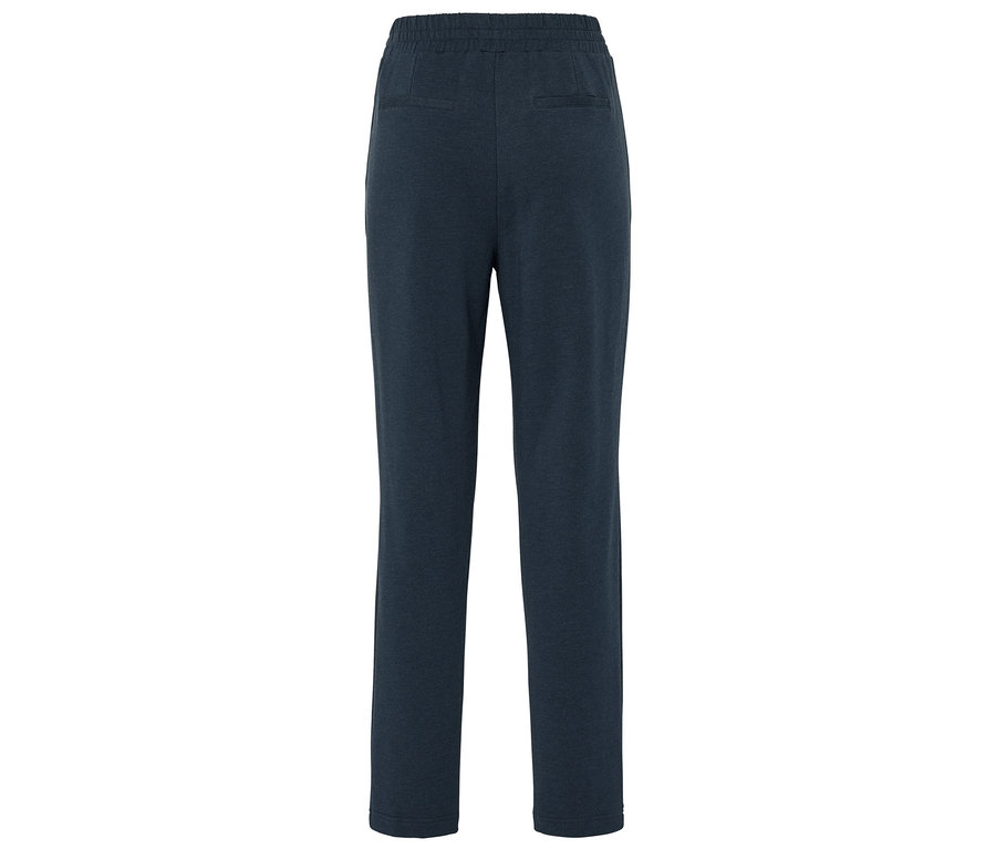 Tmavomodré, dlhé nohavice s gumou v páse.