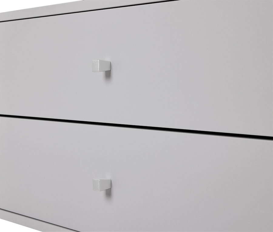 Detailný pohľad na sivú komodu s dvoma zásuvkami a štvorcovými úchytkami.