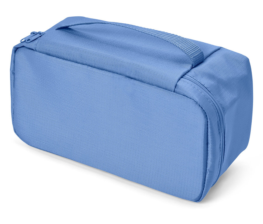 Svetlomodrá kozmetická taška so zipsom a držadlom na bielom pozadí.