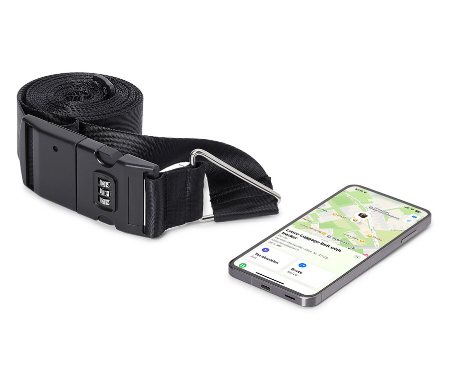 Čierny popruh na batožinu s číselným zámkom vedľa smartfónu so zobrazenou mapovou aplikáciou.