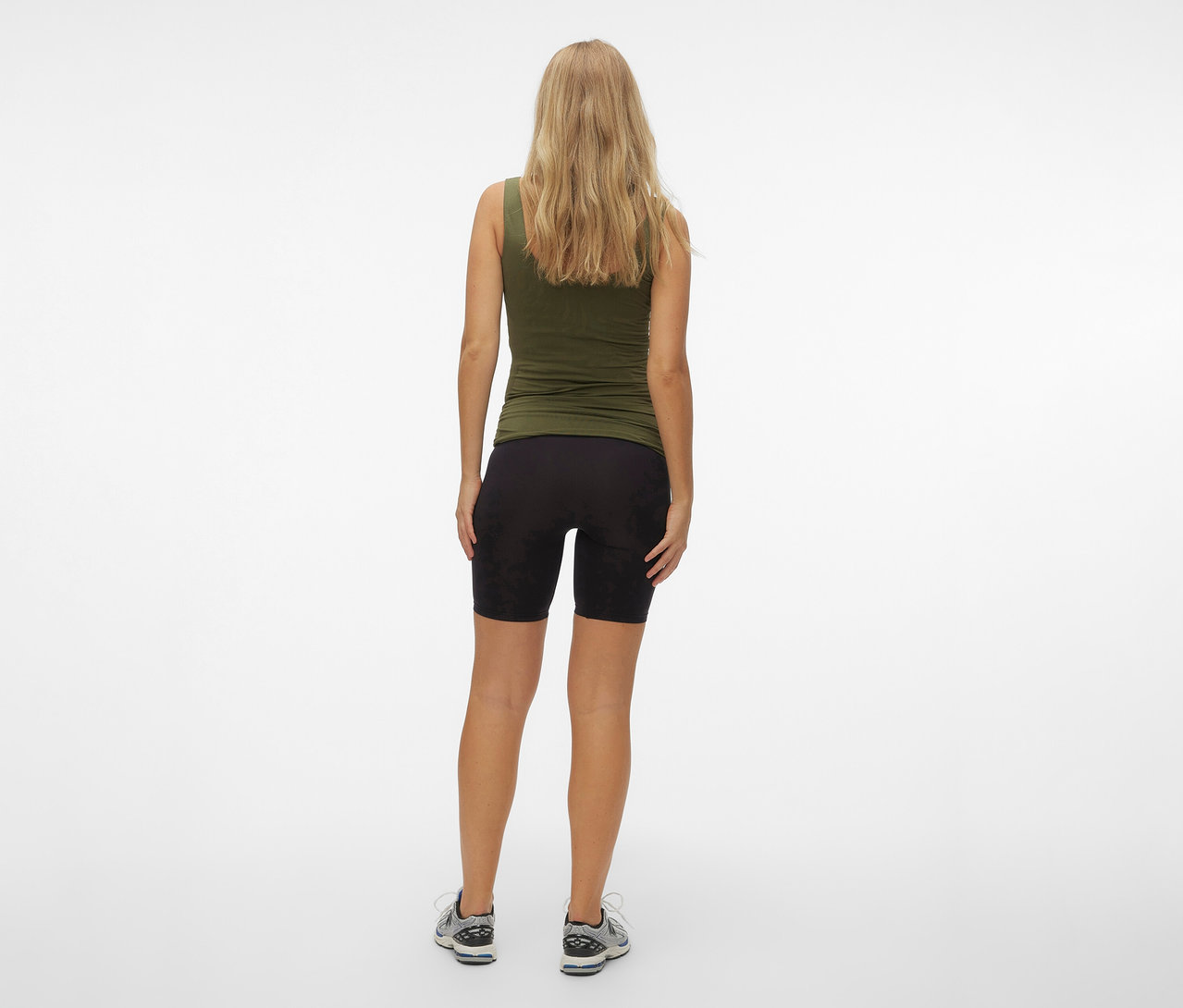 Pohľad zozadu na ženu v olivovom tielku a čiernych skinny šortkách MAMALICIOUS »MLTIA JEANNE«, mellow buff.